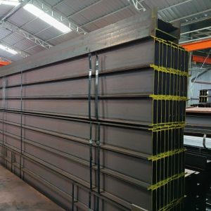 Thép hình i588; Quy cách kích thước I588x300x12x17mm; Chiều dài 6m và 12m; Tỷ trọng khối lượng 151 kg/m; Thương hiệu hãng sản xuất có Posco, Trung Quốc, Huyndai, Malaysia, Thái Lan.